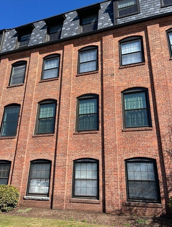 Building Photo - 21 Linden St