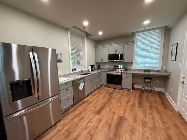 Building Photo - 2021 Rivermont Ave