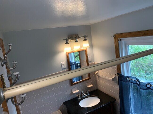 Building Photo - 1015 Willow Dr