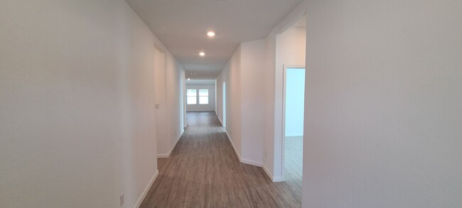 Building Photo - Luxury Vinyl Plank (No Carpet) /  Fridge I...