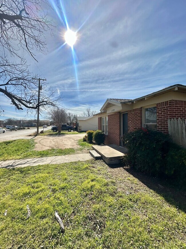 Building Photo - 3 Bedroom Available For Lease Near ASU!!!
