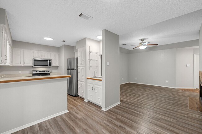 Building Photo - Updated Condo Central Waco