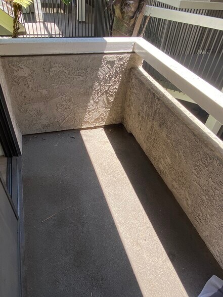 Outdoor Patio - 365 W Alameda Ave