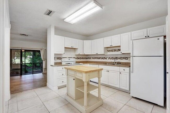 Building Photo - 2737 Lowson Blvd