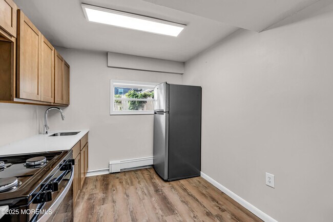 Building Photo - 1320 3rd Ave