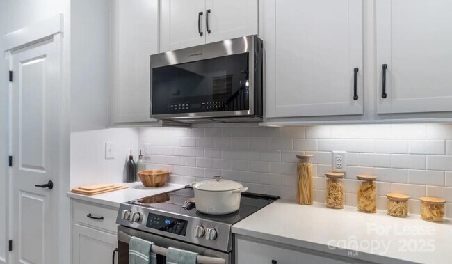 Building Photo - 2623 Rozzelles Ferry Rd