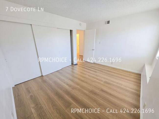Building Photo - 7 Dovecote Ln