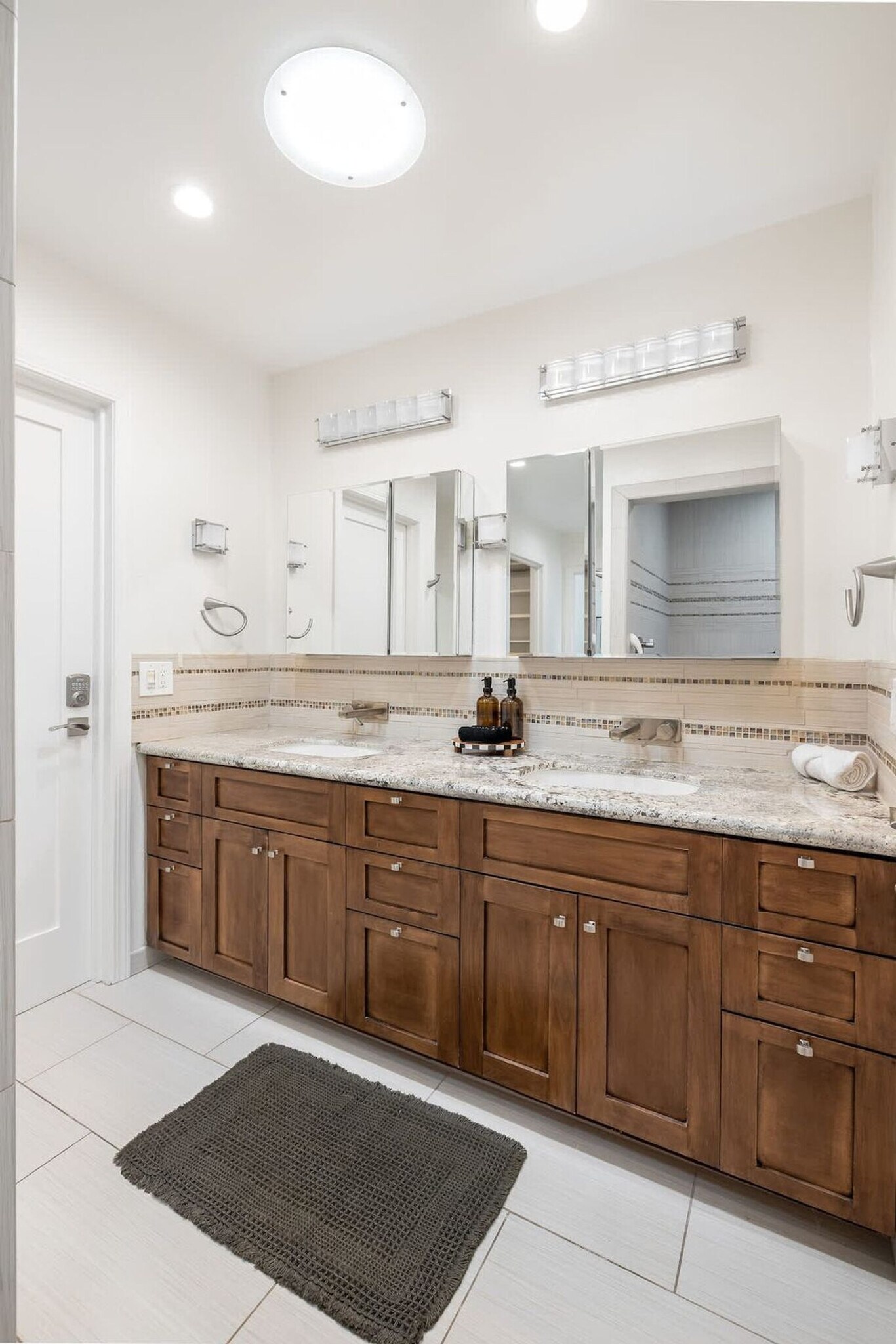 Building Photo - 1023 Sea Village Dr