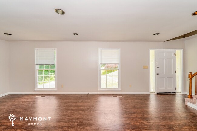 Building Photo - Inviting Three-Bedroom Home