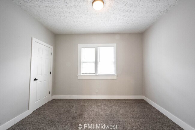 Building Photo - Charming 2 Bed, 1 Bath Rental in Indianapolis!