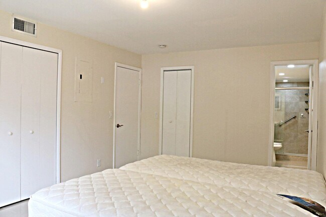 Building Photo - 230 NE 26th Ave