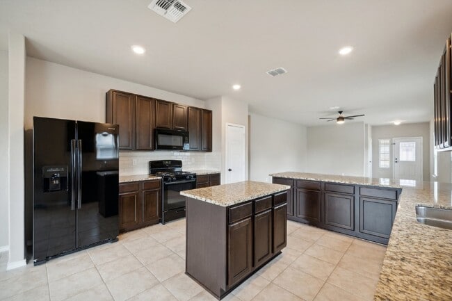 Building Photo - Price Improvement! This 4 bed, 2.5 bath ho...