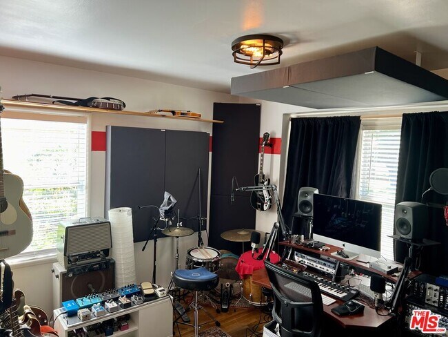 Building Photo - 8404 Newlin Ave