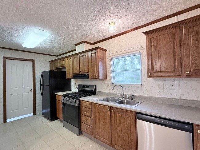 Building Photo - Beauregard Rental On Large 1/2 Acre Lot!