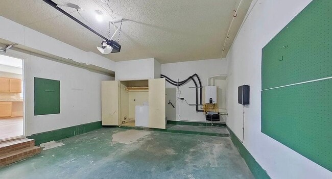 Building Photo - MOVE IN READY