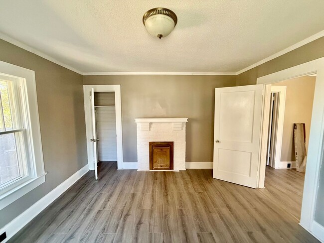 Building Photo - Charming 3-Bedroom Home in the Heart of Bu...