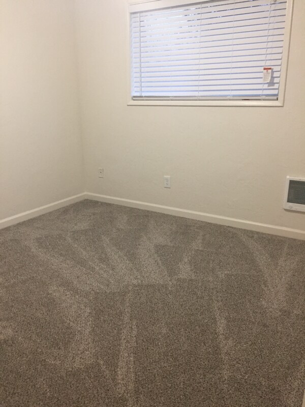 Building Photo - 620 Queen Ave SE