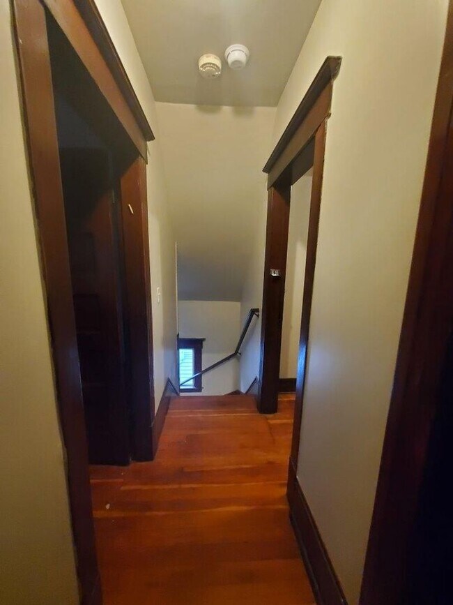 Building Photo - Charming 4 Bedroom + Bonus - 1 Bath Unit in University District