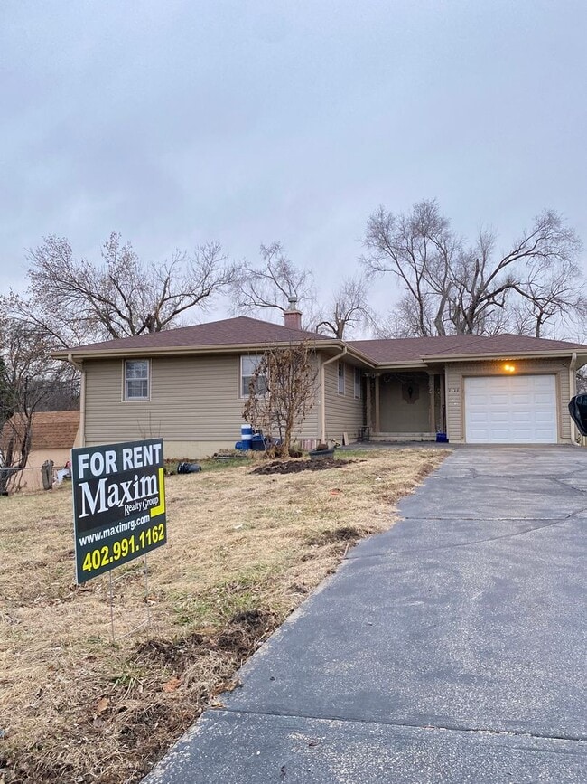 Building Photo - A wonderful 4-bedroom house in the Benson Gardens area - near Walmart Neighborhood Market, Asian ...