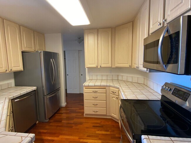 Building Photo - Amazing Cleveland Heights, 1 Block East of Lake Merritt with views of the lake