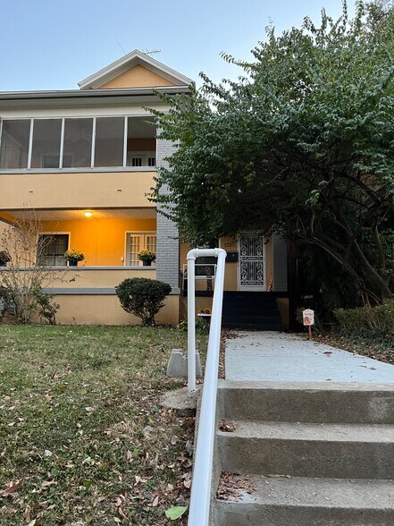 Building Photo - 1210 Everett Ave
