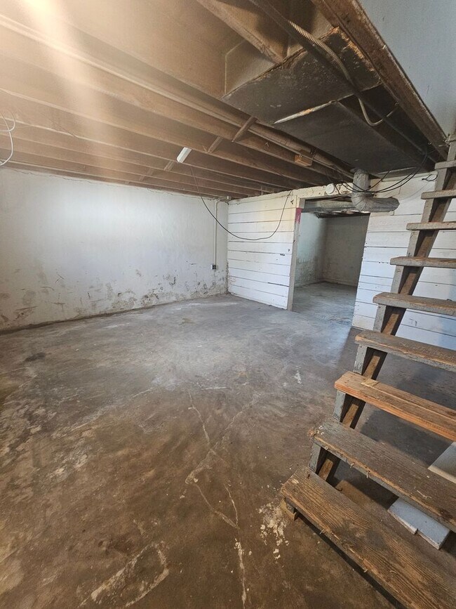 Building Photo - 1502 W Pleasant St
