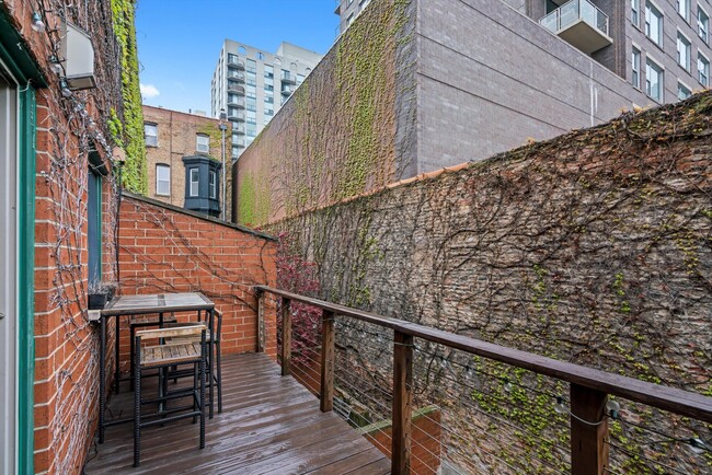 Building Photo - 171 W Goethe St