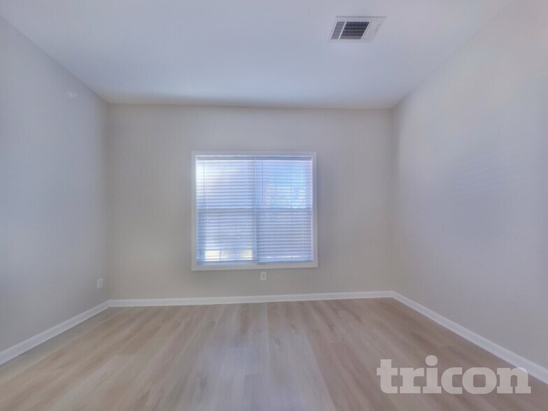 Building Photo - 890 Georgian Hills Dr