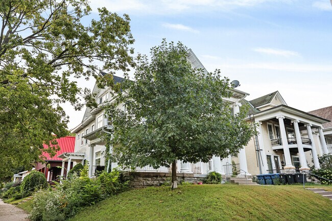 Building Photo - 515 W 25th St