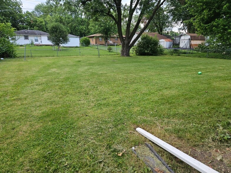 Rear yard - 413 SW Westlawn Dr