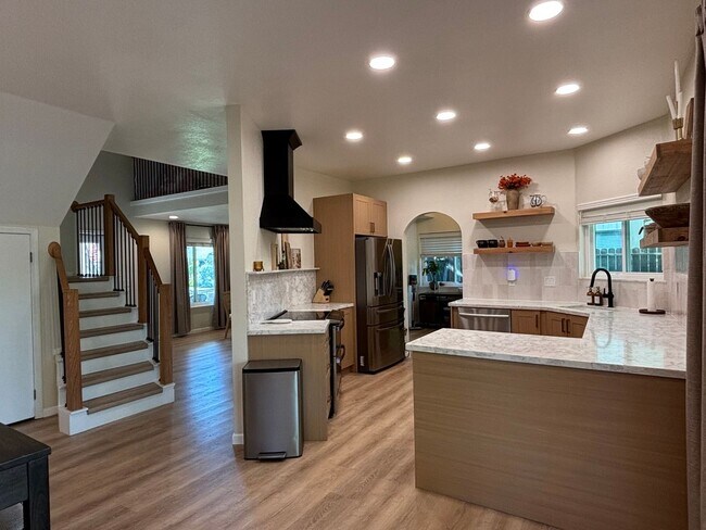 Building Photo - 879 Fall River Trail