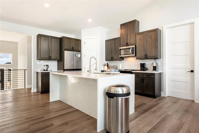 Building Photo - 300 Summit Ridge Dr N