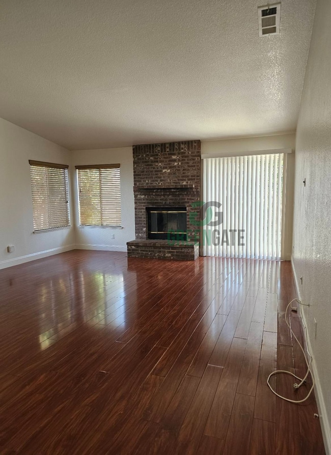 Building Photo - NOW AVAILABLE! Make this spacious 3 bedroo...