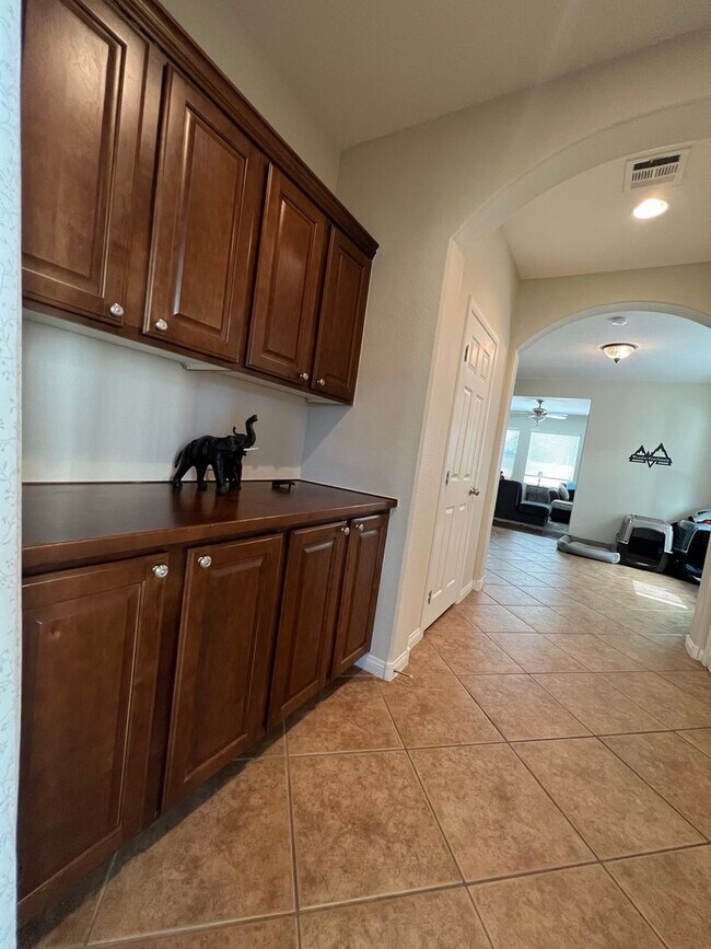 Building Photo - ABSOLUTELY AMAZING! Large 4 bedroom 2 stor...