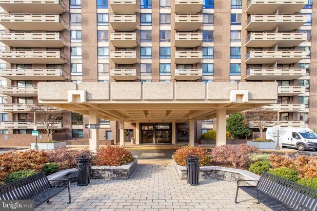 Building Photo - 1808 Old Meadow Rd