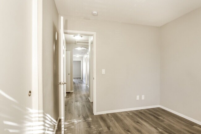 Building Photo - 1410 E June St