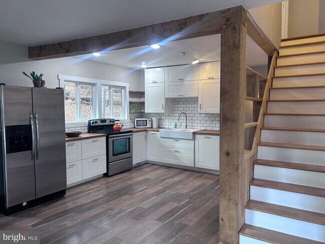 Building Photo - 132 Pinecrest Ln