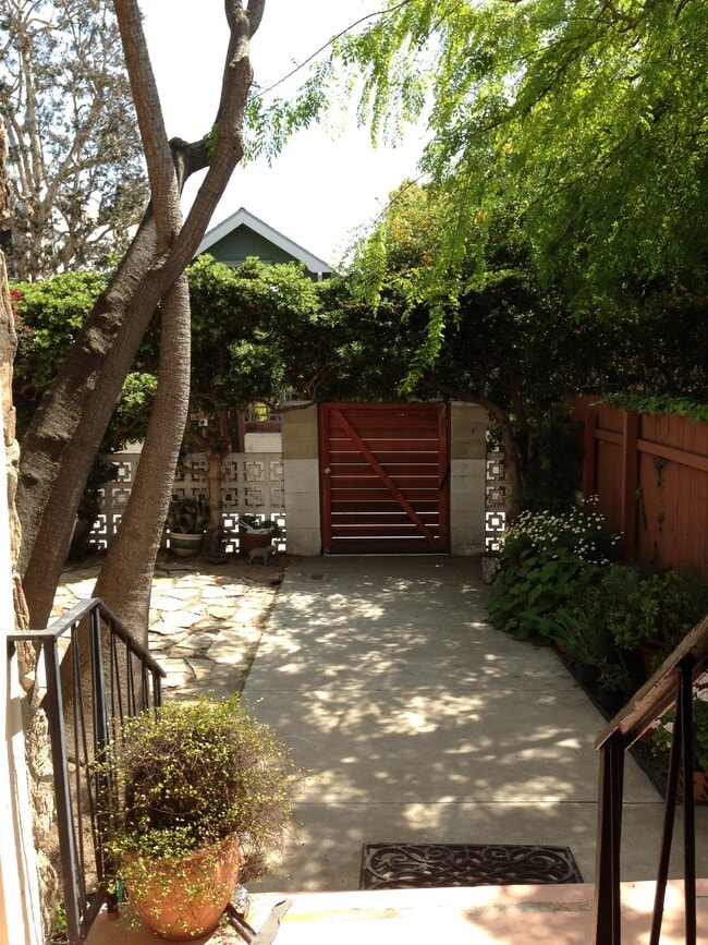 Walk St. Garden - 33 Paloma Ave