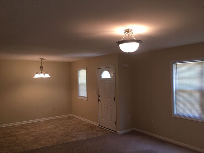 Building Photo - CHARMING 3 BEDROOM HOME IN NEW BERN!