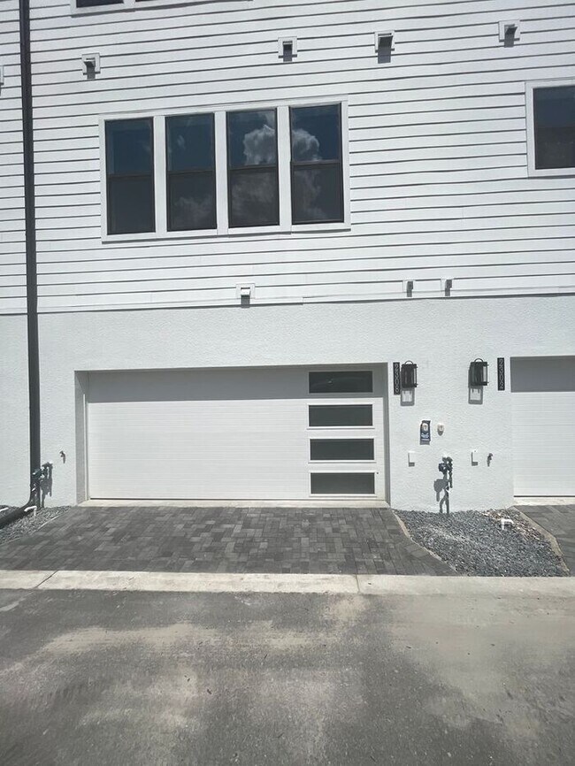Building Photo - Brand New Luxury Town Home