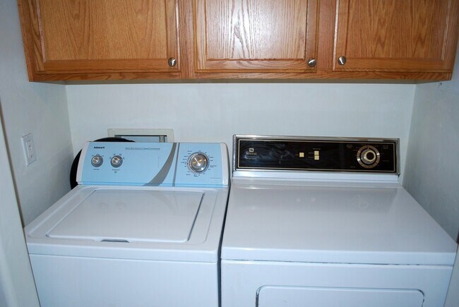 Building Photo - Modern 4 Bed 5 Bath Near UofA – Private Baths & Off-Street Parking