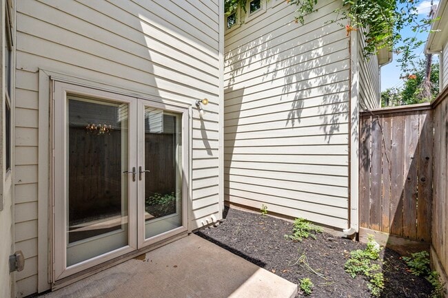 Building Photo - 5951 S Loop E