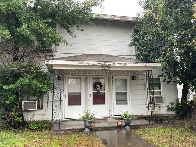 Primary Photo - 537 Studewood St