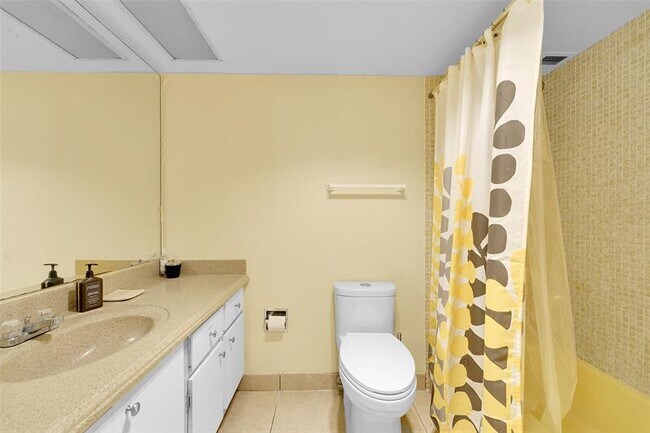 Building Photo - 3150 N Palm Aire Dr