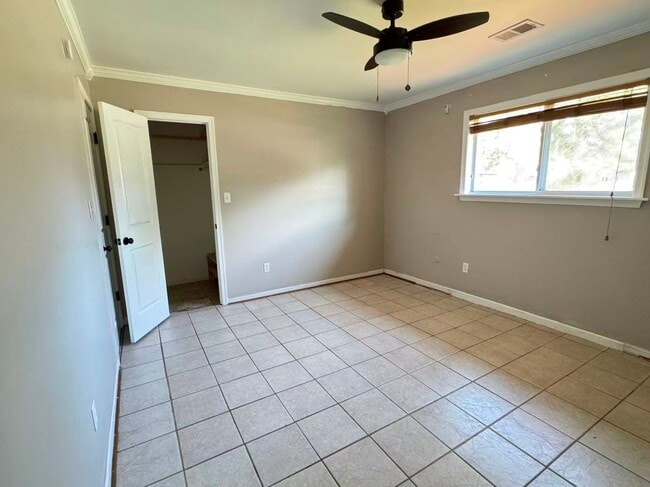 Building Photo - 1079 Tall Oak Dr