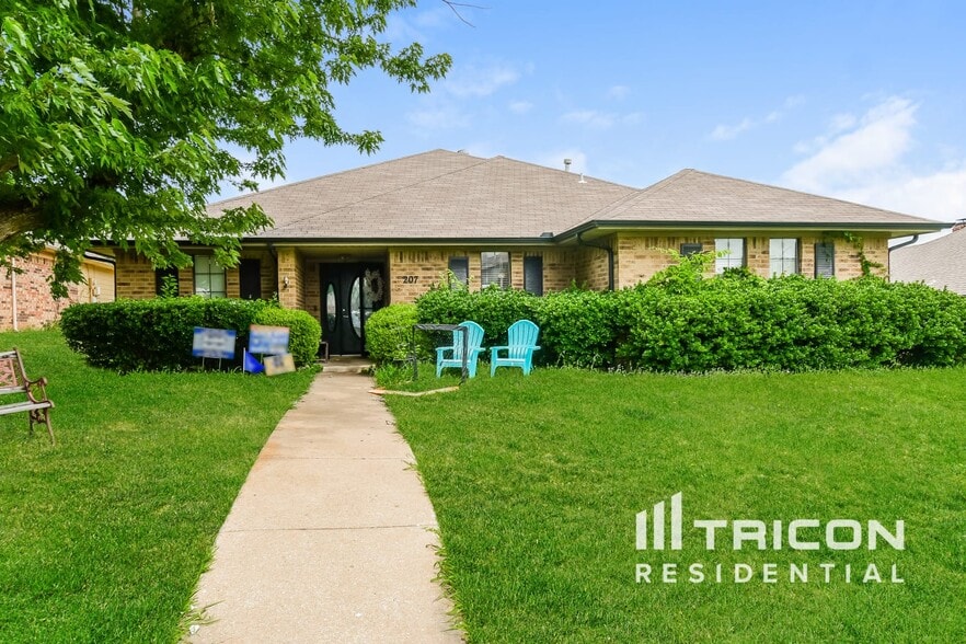 Primary Photo - 207 Tanglewood Dr