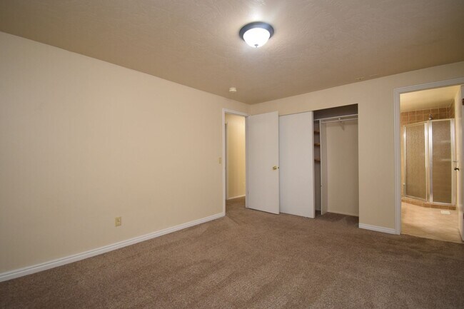 Building Photo - Bright 3 Bed in North Salt Lake – Near Parks, Trails, Shopping & Dining!!