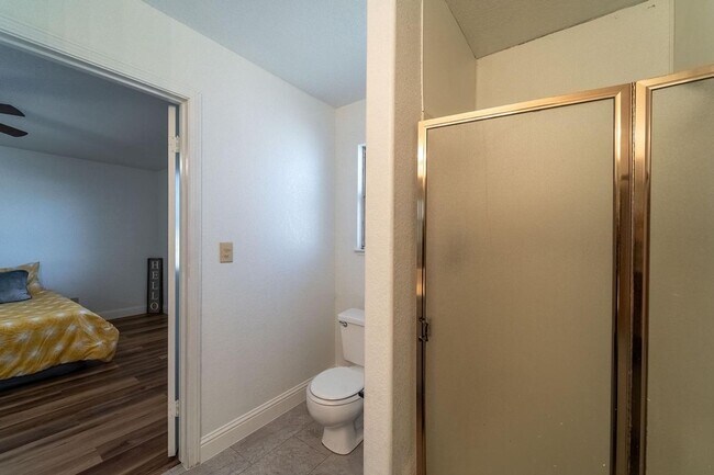 Building Photo - 3 bedroom minutes from shopping & freeway access!