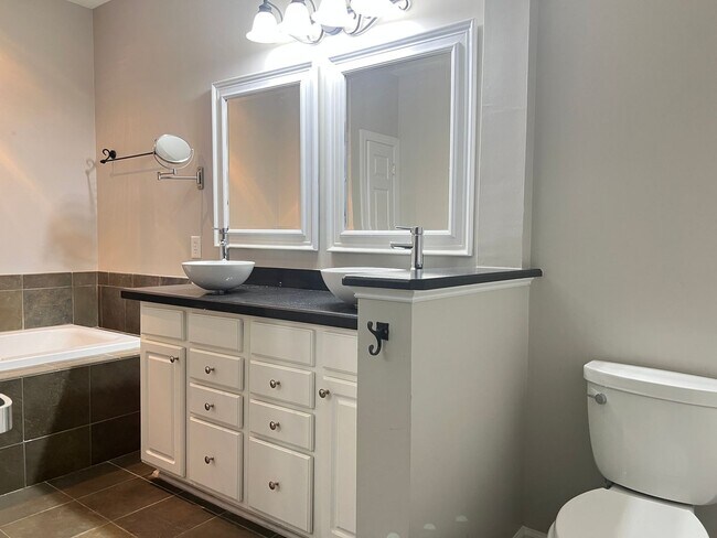 Building Photo - Spacious 3 Bed | 3.5 Bath End Unit Townhom...