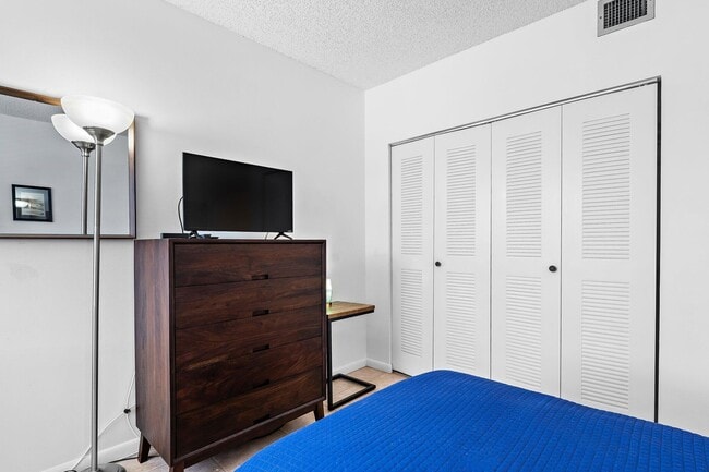 Building Photo - 353 S US Hwy 1